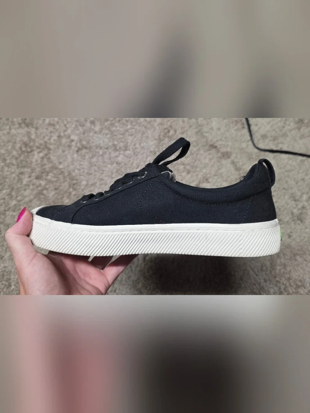 Cariuma Women's Black Canvas Low-Top Sneakers